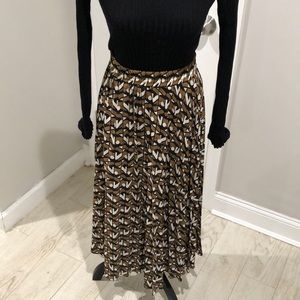 Zara BASIC printed, pleated and flowy midi skirt size M. Great condition.